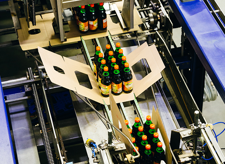 Botellas de vinagre envasadas por una máquina.